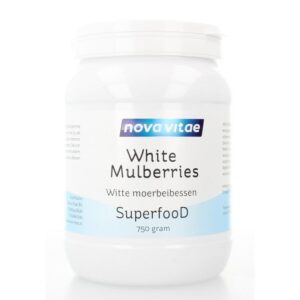 De moerbeien zijn afkomstig uit Turkije. Ze hebben een milde zoete smaak en vormen een uitstekende bron van Vitamine B,C,K en ijzer. Ze bevatten ook vezels, essentiële aminozuren en de mineralen fosfor, magnesium en kalium. Moerbeien is een lekker zoet tussendoortje maar ook geschikt om ergens doorheen te mengen. Ingredienten: Witte moerbeien Voedingswaarde per 100 gram: Resultaat Eenheden Energie 876/207 kJ/kCal Eiwitten 5.8 g Koolhydraten 39.2 g Waarvan suikers 11 g Vet 1.6 g Vezels 6.8 g Gebruiksadvies White Mulberries zijn heerlijk in yoghurt, met ijs, als tussendoortje (ook voor kinderen) en in andere na-gerechten. Ook zijn ze goed te combineren met andere Superfoods zoals Goji bessen. Fabrikant: Nova Vitae Elleboog 1 6713 KP Ede www.nova-vitae.nl White mulberries 750 gram